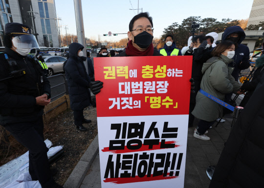 피켓 든 주호영 원내대표      (서울=연합뉴스) 서명곤 기자 = 국민의힘 주호영 원내대표가 8일 오전 서울 서초구 대법원 앞에서 김명수 대법원장의 사퇴를 촉구하는 피켓을 들고 1인 시위를 하기 위해 이동하고 있다.  2021.2.8      seephoto@yna.co.kr  (끝)